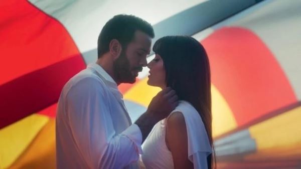 Ханде Эрчел раскритиковали за слишком откровенные сцены в сериале «Помни о любви»