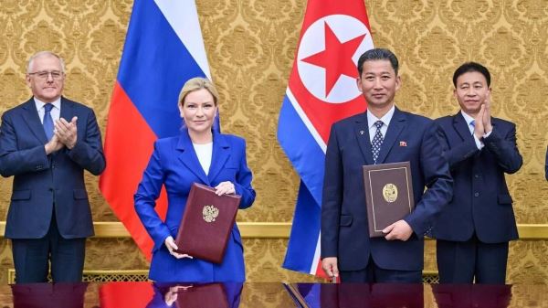 Российские артисты исполнили песню специально для Ким Чен Ына в Пхеньяне1