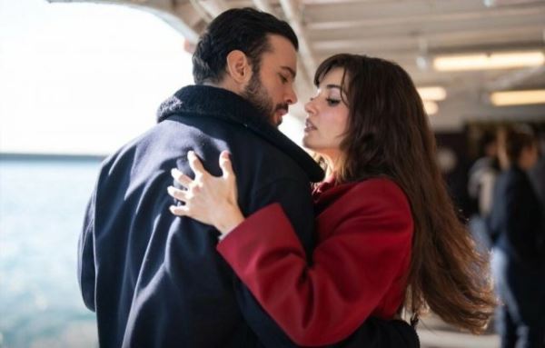 Ханде Эрчел раскритиковали за слишком откровенные сцены в сериале «Помни о любви»