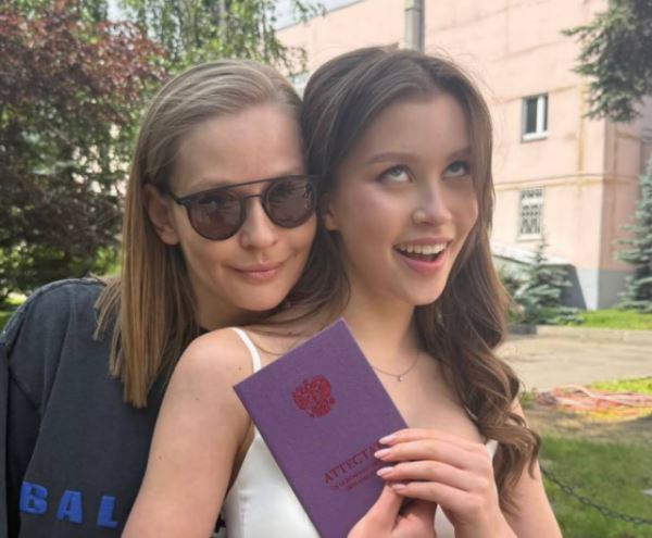 Юлия Пересильд поздравила дочь Анну с выпускным