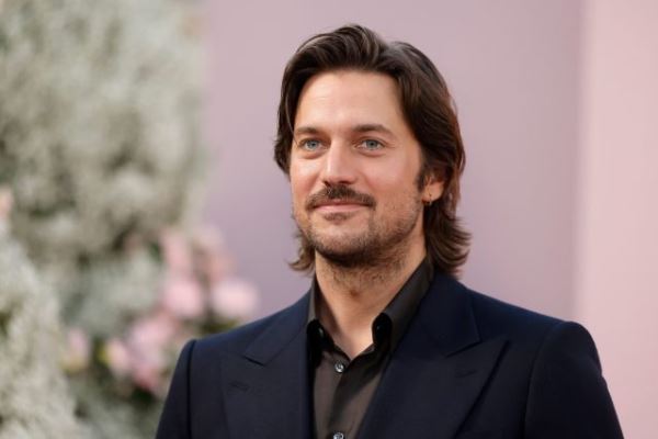 Лукас Браво рассказал, почему разочаровался в сериале «Эмили в Париже»