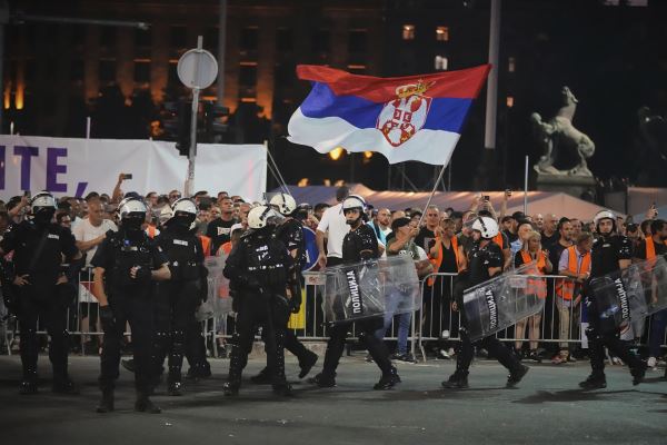 «Белград научился противостоять таким волнениям»: эксперты — о причинах и последствиях демонстраций в Сербии
