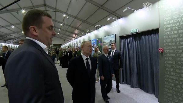 Собянин и Кириенко посетили Национальный центр 