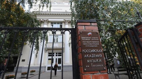 Студент Гнесинки распылил в кабинете проректора перцовый баллончик и угрожал педагогу